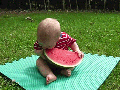 Chłopczyk jedzący arbuza
